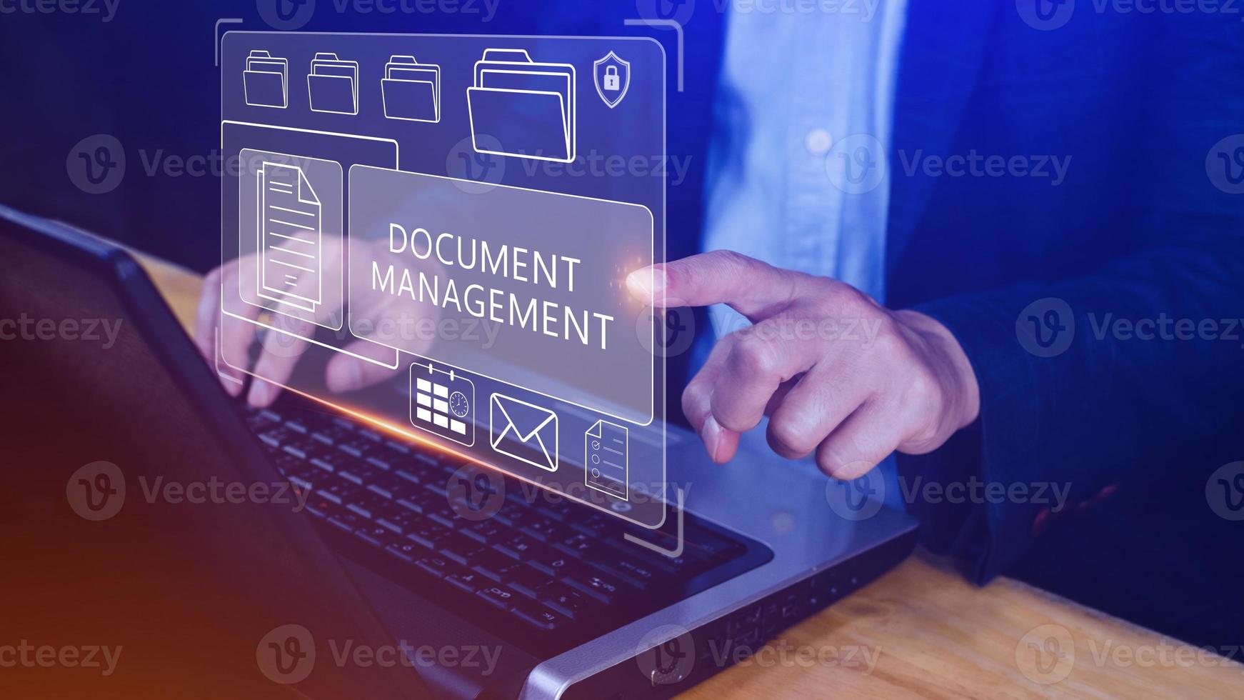 sistema de gestión de documentos dms que se está configurando consultor que trabaja en una computadora portátil en la oficina, software para archivar, buscar y administrar información de archivos corporativos foto