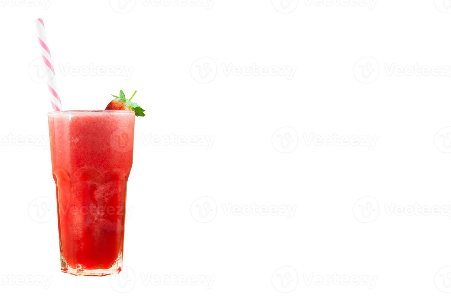 Batido de jugo de fresa en vaso con fresa fresca aislado sobre fondo blanco. foto