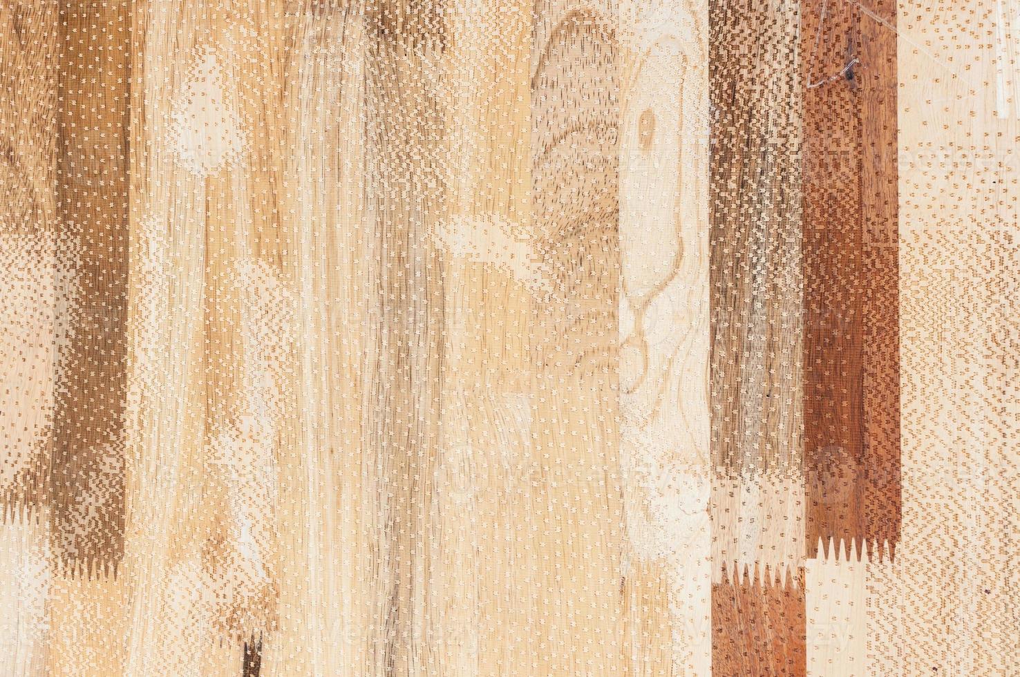 exterior de pared de madera expuesta, mosaico de madera cruda formando un hermoso patrón de madera de parquet, patrón de pared de madera foto