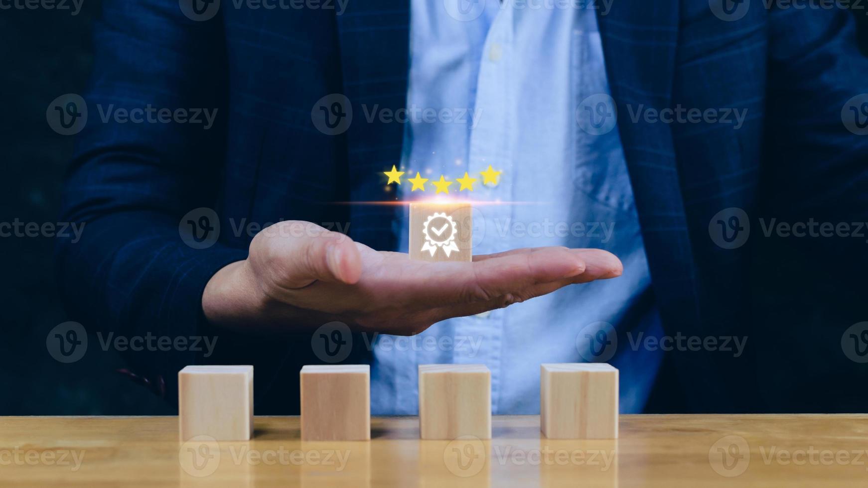 la mano del hombre de negocios elige el bloque de madera con el signo de garantía de calidad de servicio superior 5 estrellas, garantía, mejor producto, estándares, certificación iso y concepto de estandarización. foto