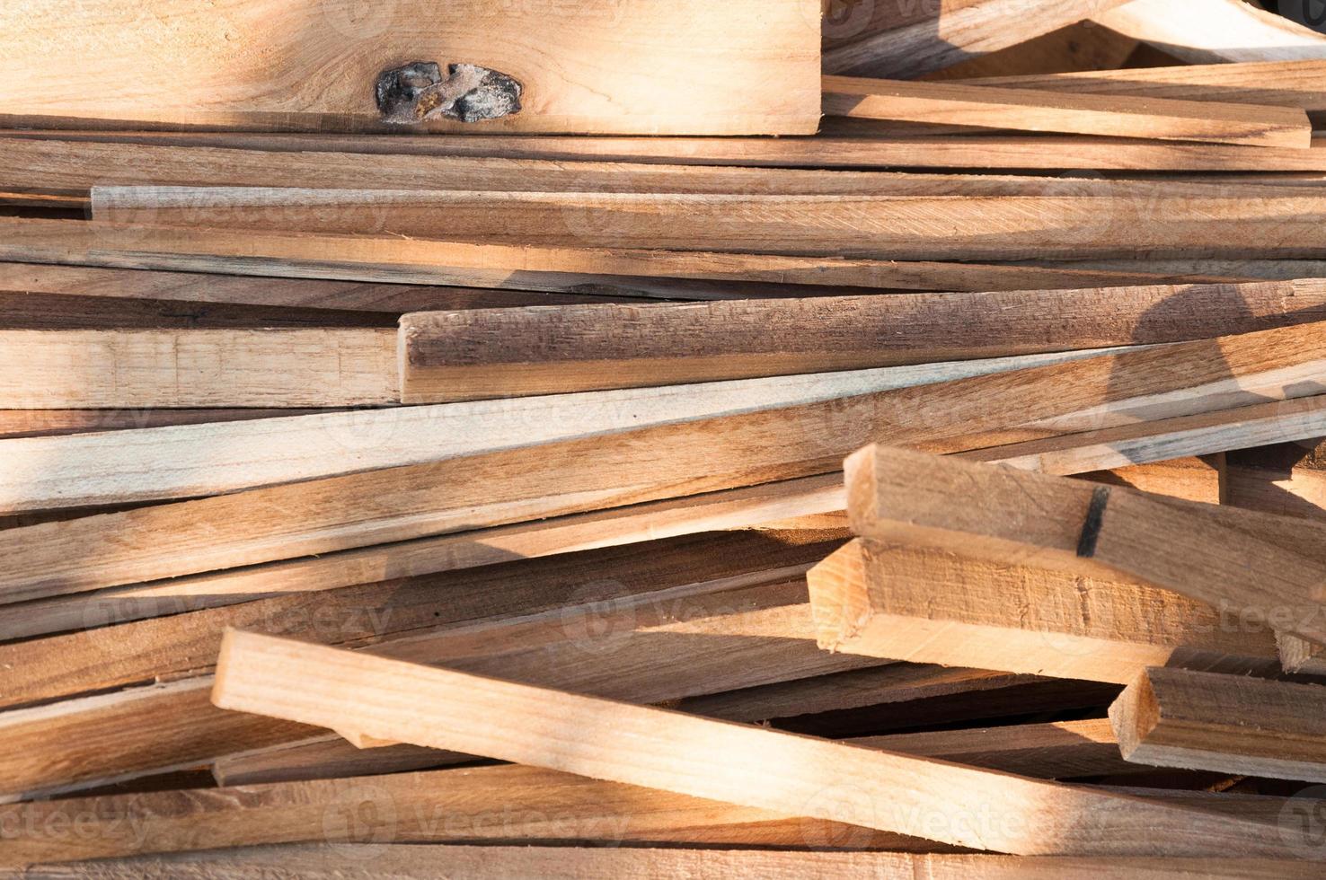 pila de troncos de madera para la producción de muebles de construcción, coser restos de madera natural, listos para reciclar y reutilizar procesos en una mejor gestión de residuos bajo un enfoque eficiente y sostenible para salvar el medio ambiente foto