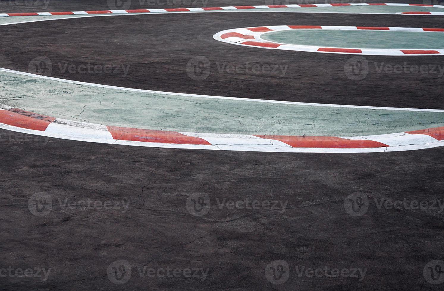 asfalto curvo bordillo rojo y blanco de una pista de carreras detalle, circuito de carreras de automovilismo pista de carreras curva carretera para carreras de coches foto