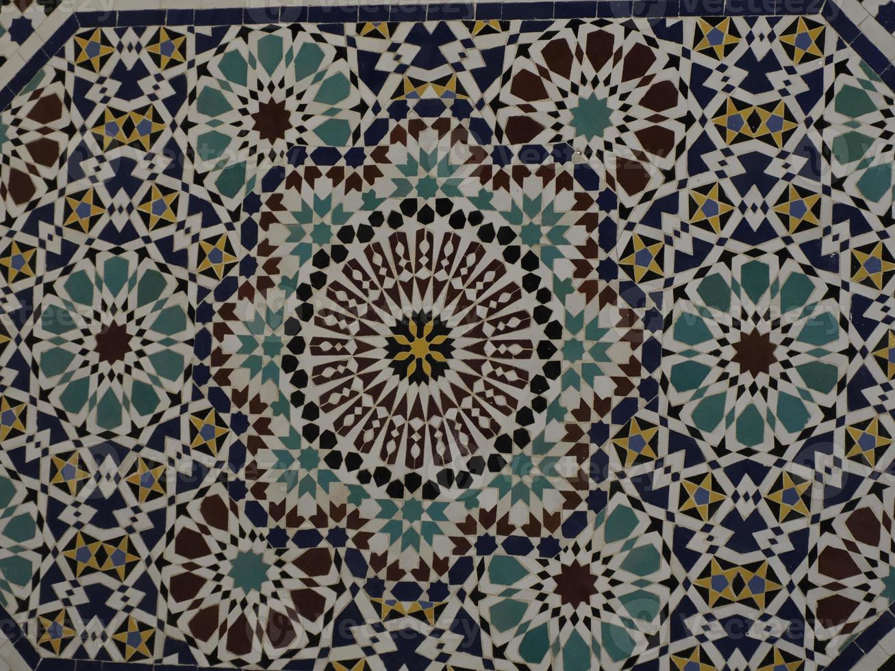 Mosaico marroquí artesano pintando y decorando productos cerámicos en la fábrica de cerámica en Fez, Marruecos foto