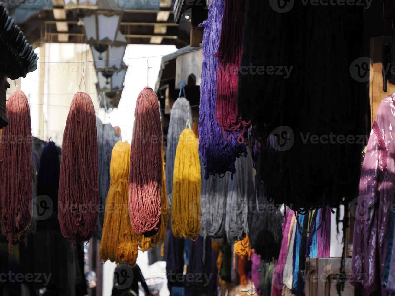 distrito de la calle tienda de lana en la medina histórica. Fez Marruecos foto