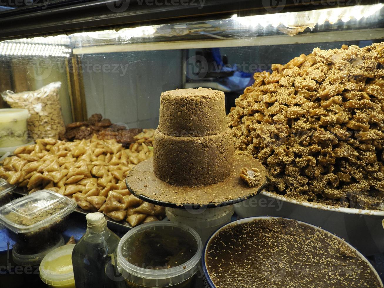 Galletas y pasteles marroquíes bañados en miel a la venta en la medina de Fez en Marruecos foto