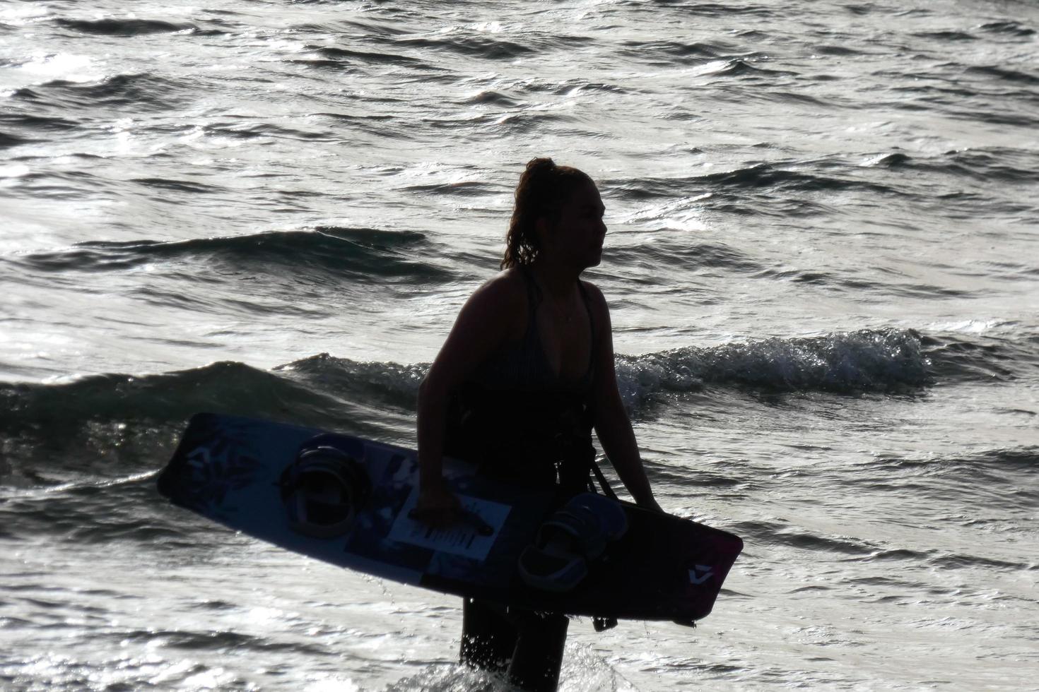 windsurf, kitesurf, deportes acuáticos y de viento impulsados por velas o cometas foto