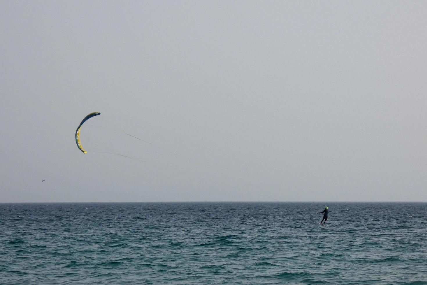 windsurf, kitesurf, deportes acuáticos y de viento impulsados por velas o cometas foto