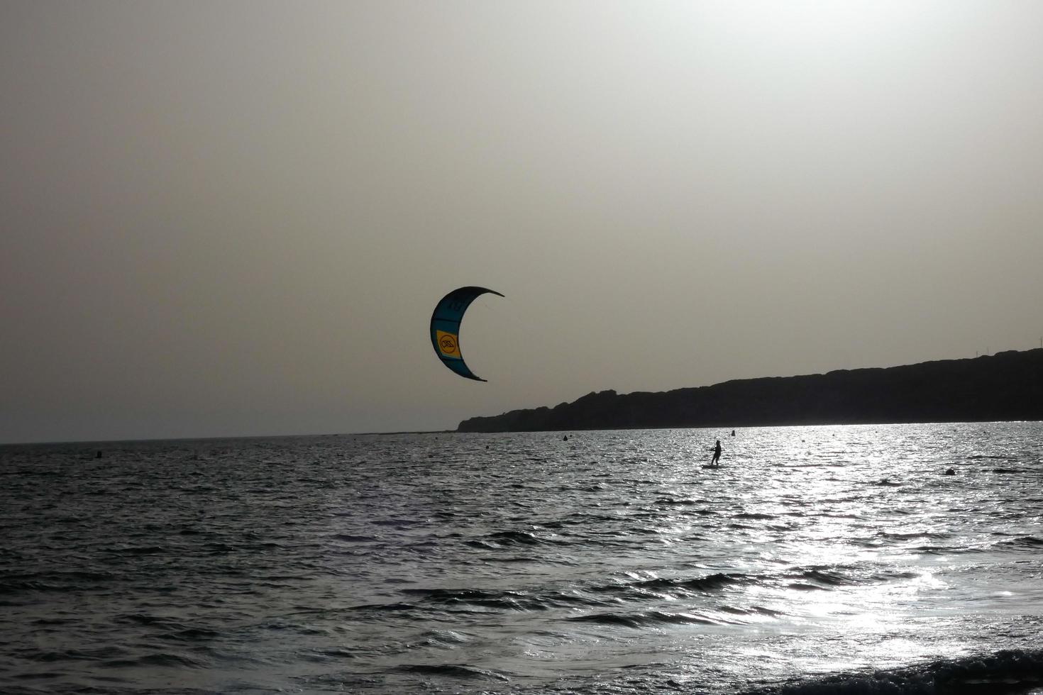 windsurf, kitesurf, deportes acuáticos y de viento impulsados por velas o cometas foto