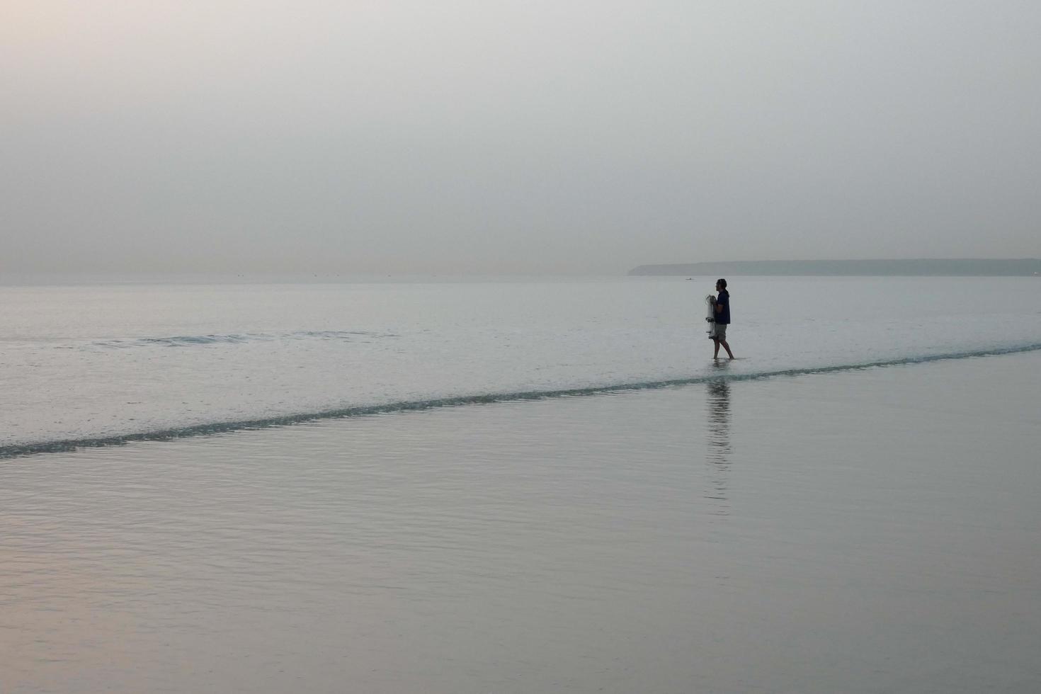 pesca en la orilla de la playa, pesca tradicional como afición foto