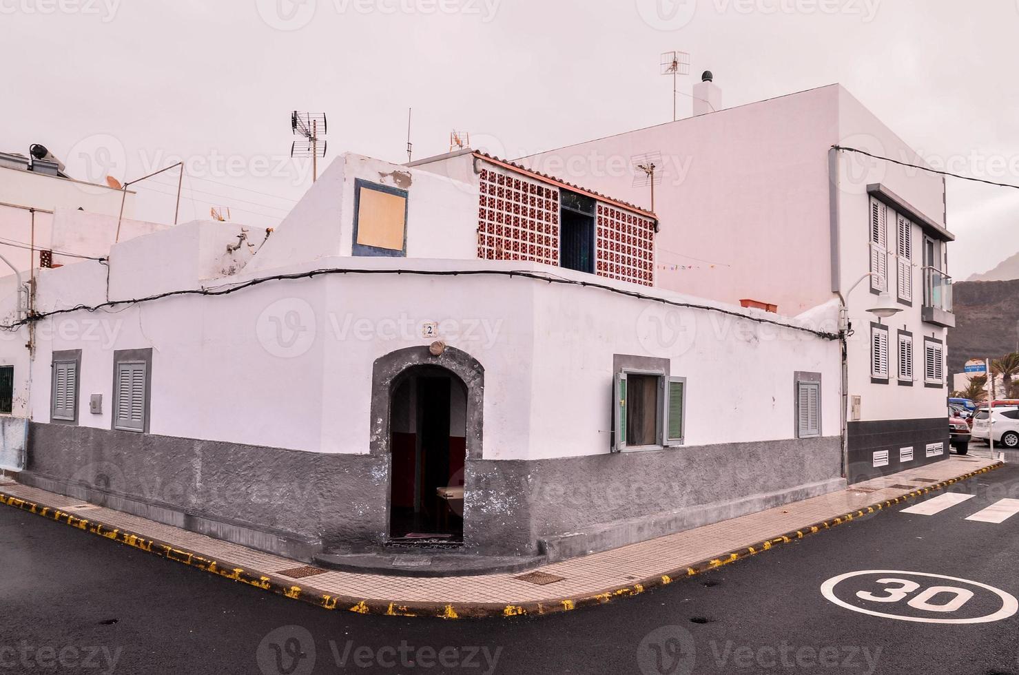 edificio en la esquina foto