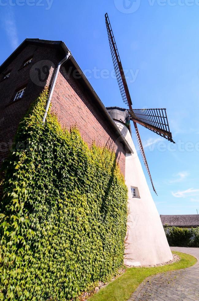 molino de viento tradicional bajo un cielo azul claro foto