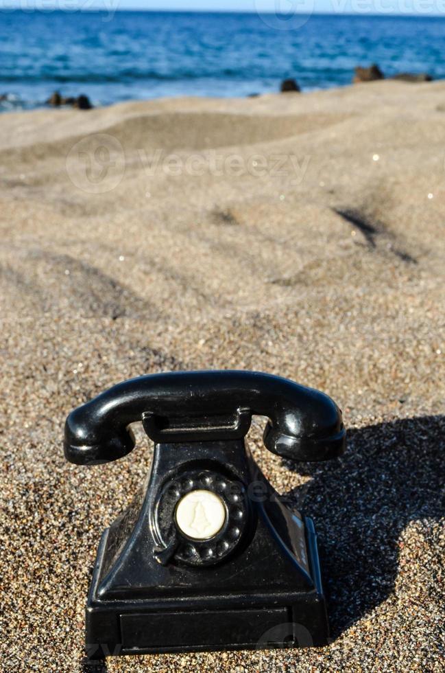 teléfono antiguo en la playa foto