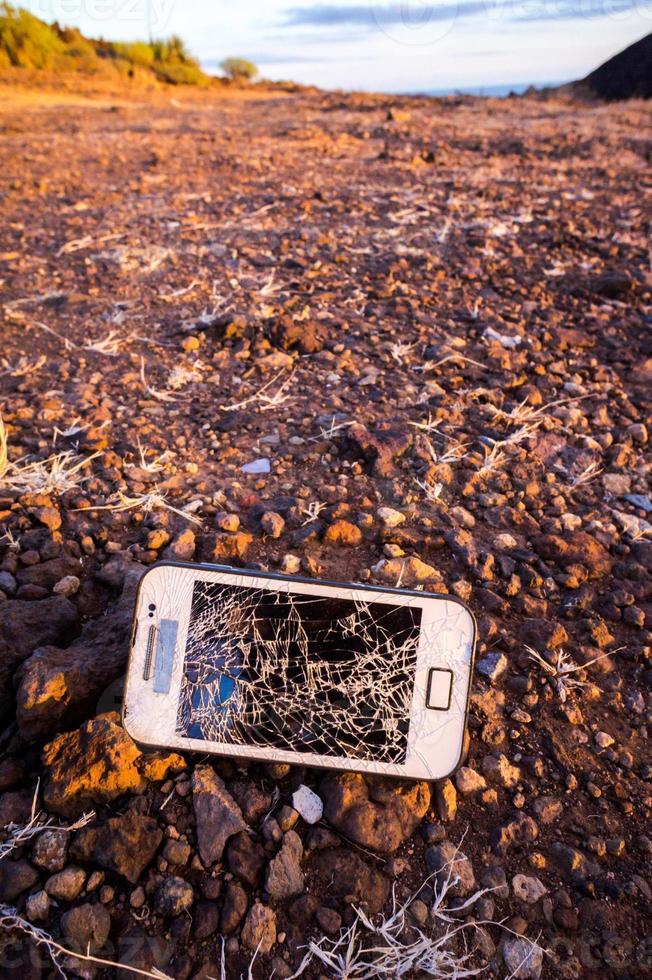 teléfono roto en el suelo foto