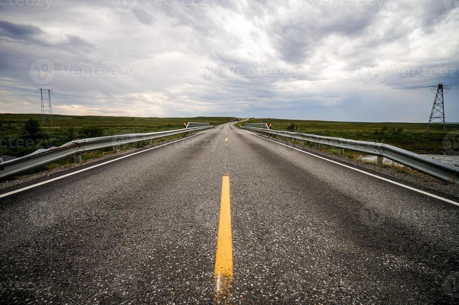 vista panorámica de la carretera en suecia foto