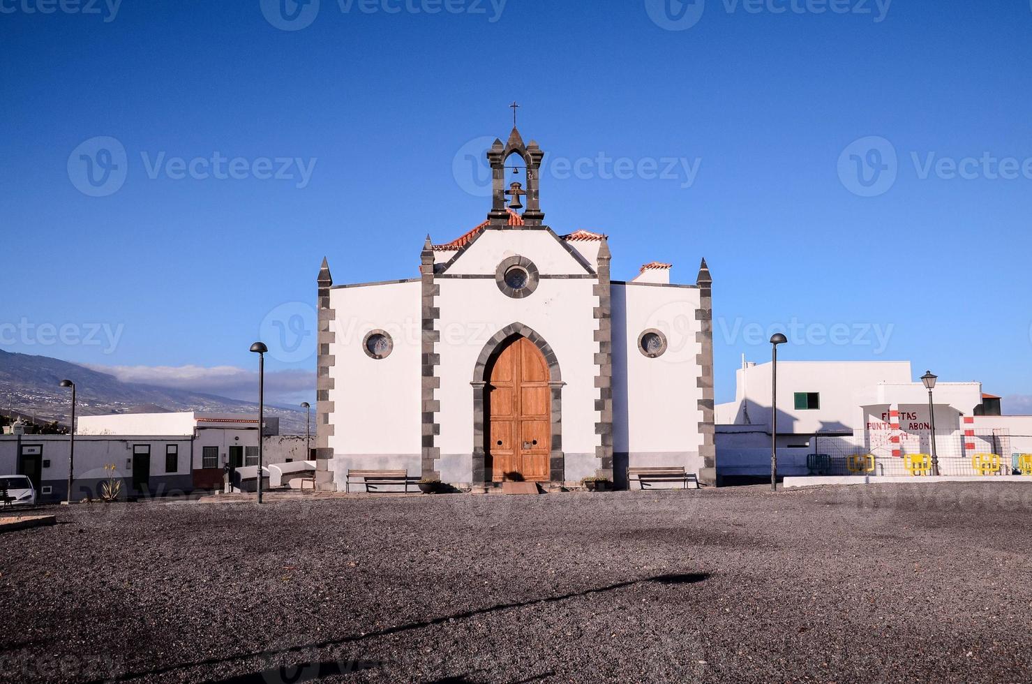 iglesia bajo el cielo azul foto