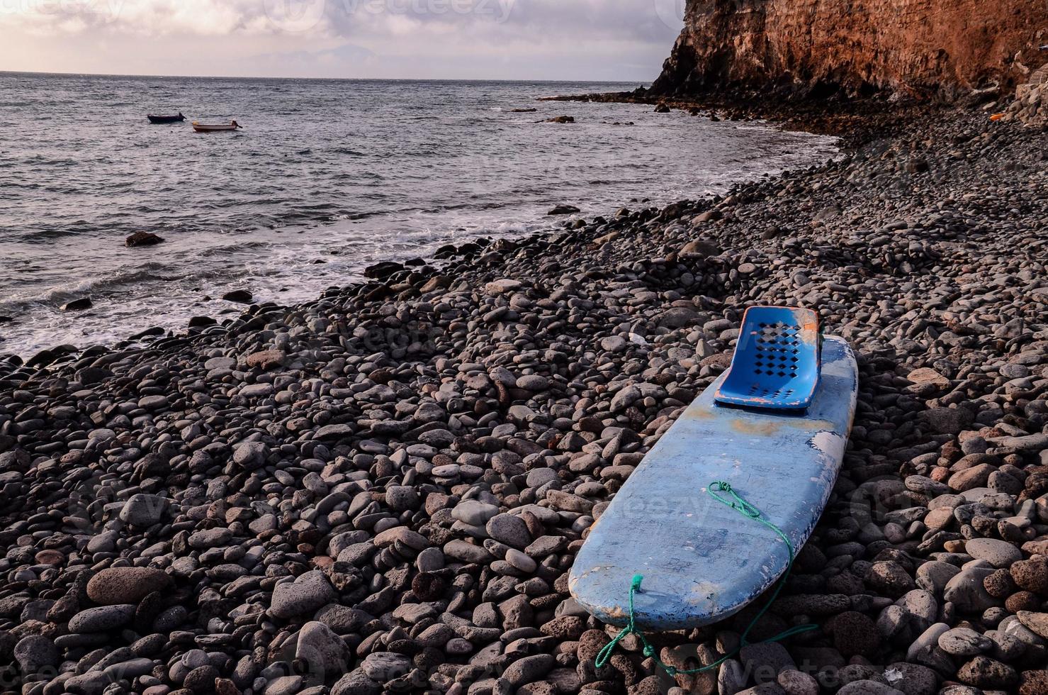 tabla de surf en la orilla foto