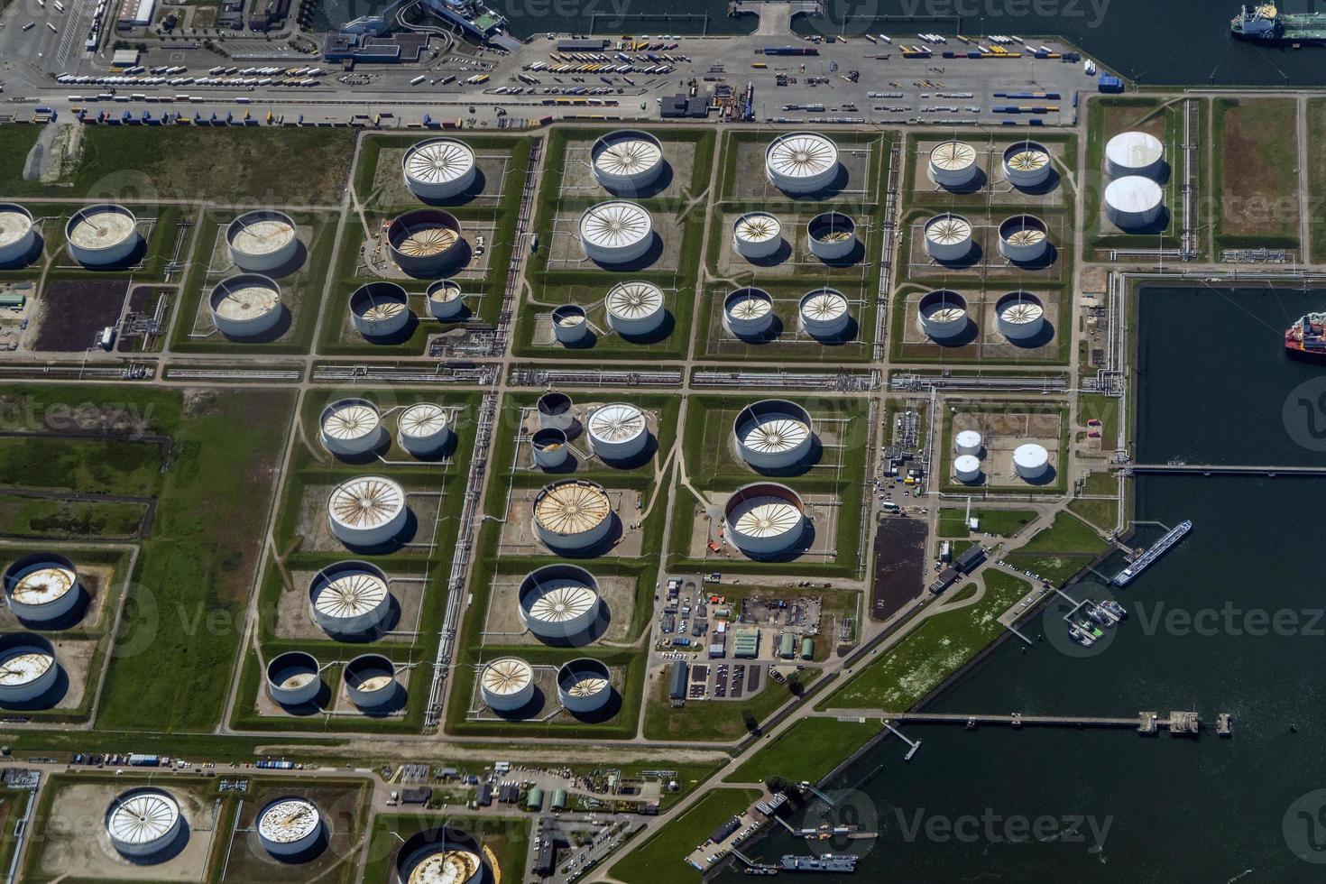 vista aérea del depósito de petróleo de rotterdam holanda foto