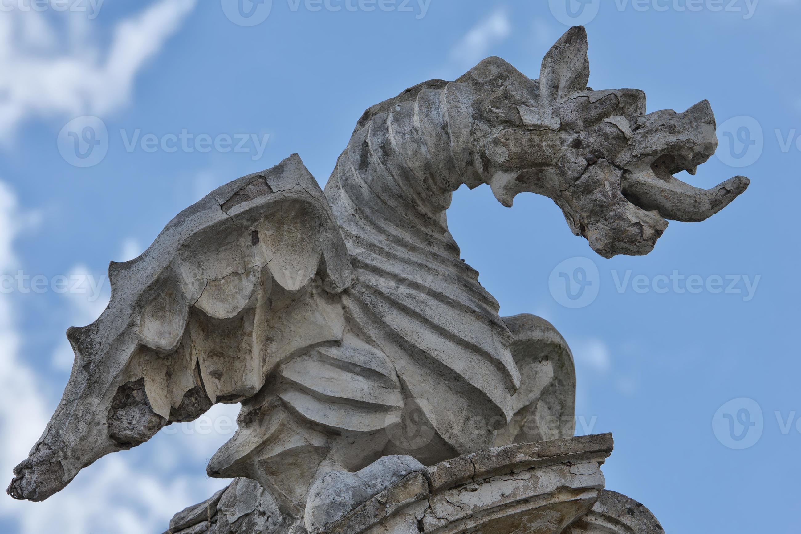 stone dragon statue 19078612 Stock Photo at Vecteezy