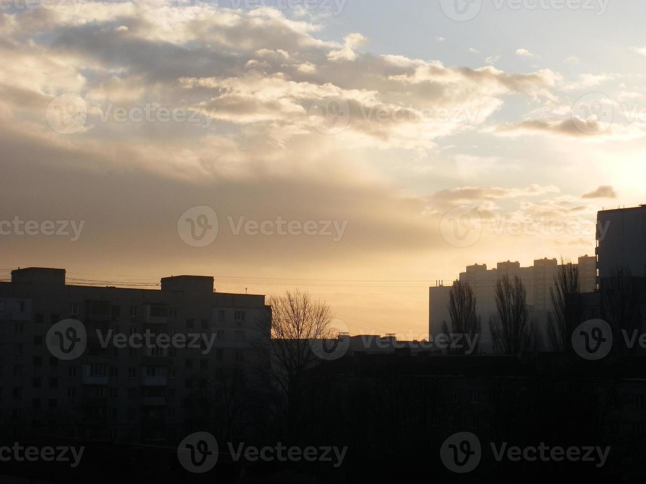 niebla matutina de invierno se cierne sobre la ciudad foto