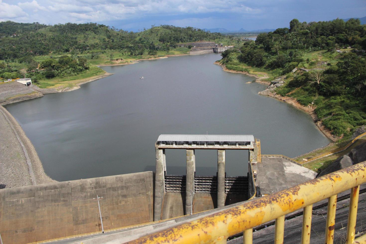 central hidroeléctrica saguling en java. presa saguling, bandung, indonesia foto