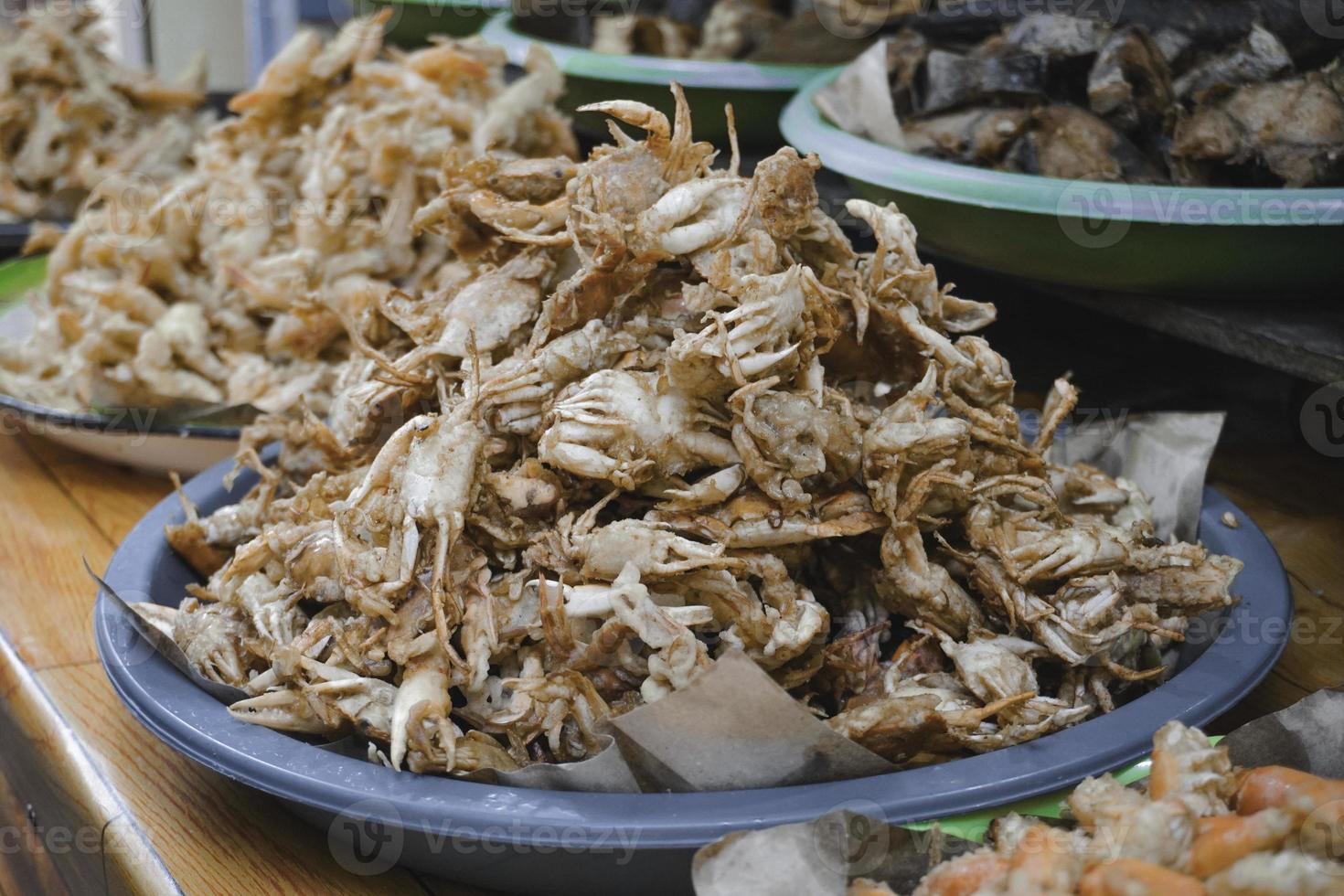 A serving of fried baby crab,a traditional and famous street 19082086