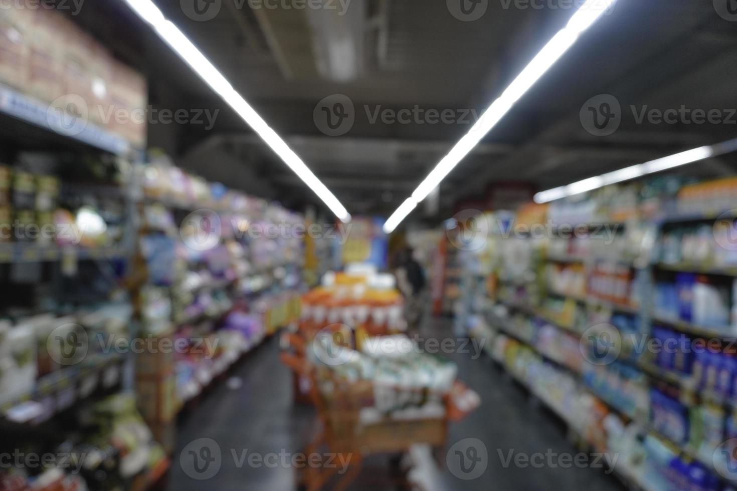 Resumen borroso del interior del callejón en un mercado, con fondo de luz bokeh. foto