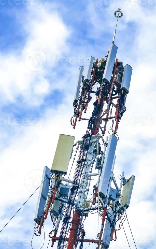 radiación de torre roja blanca 5g en playa del carmen méxico. foto