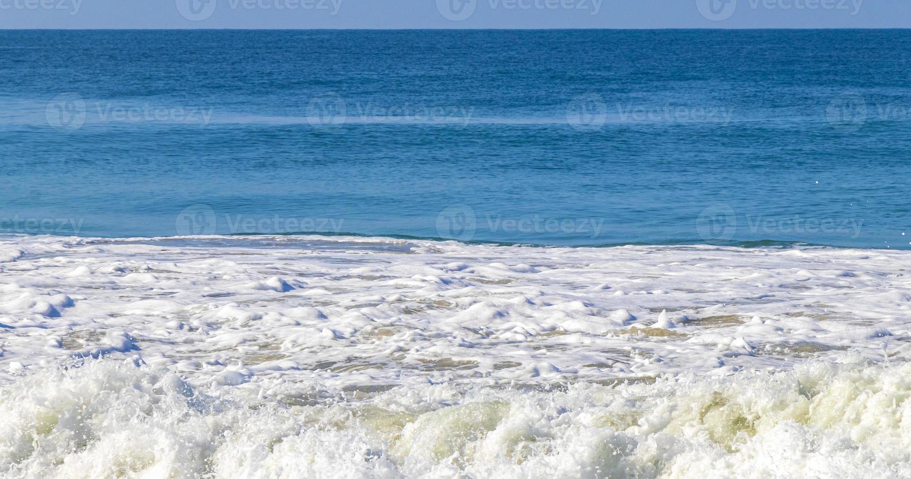 enormes olas de surfistas en la playa puerto escondido méxico. foto