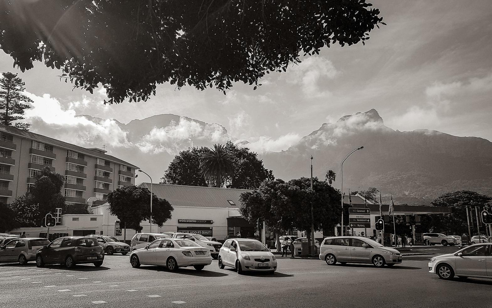 ciudad del cabo capa occidental sudáfrica 2018 carretera típica con el parque nacional table mountain en ciudad del cabo. foto