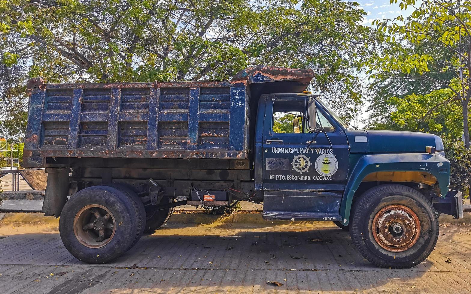 puerto escondido oaxaca mexico 2023 camión volquete volquete mexicano volquete transportador de carga carros de entrega mexico. foto