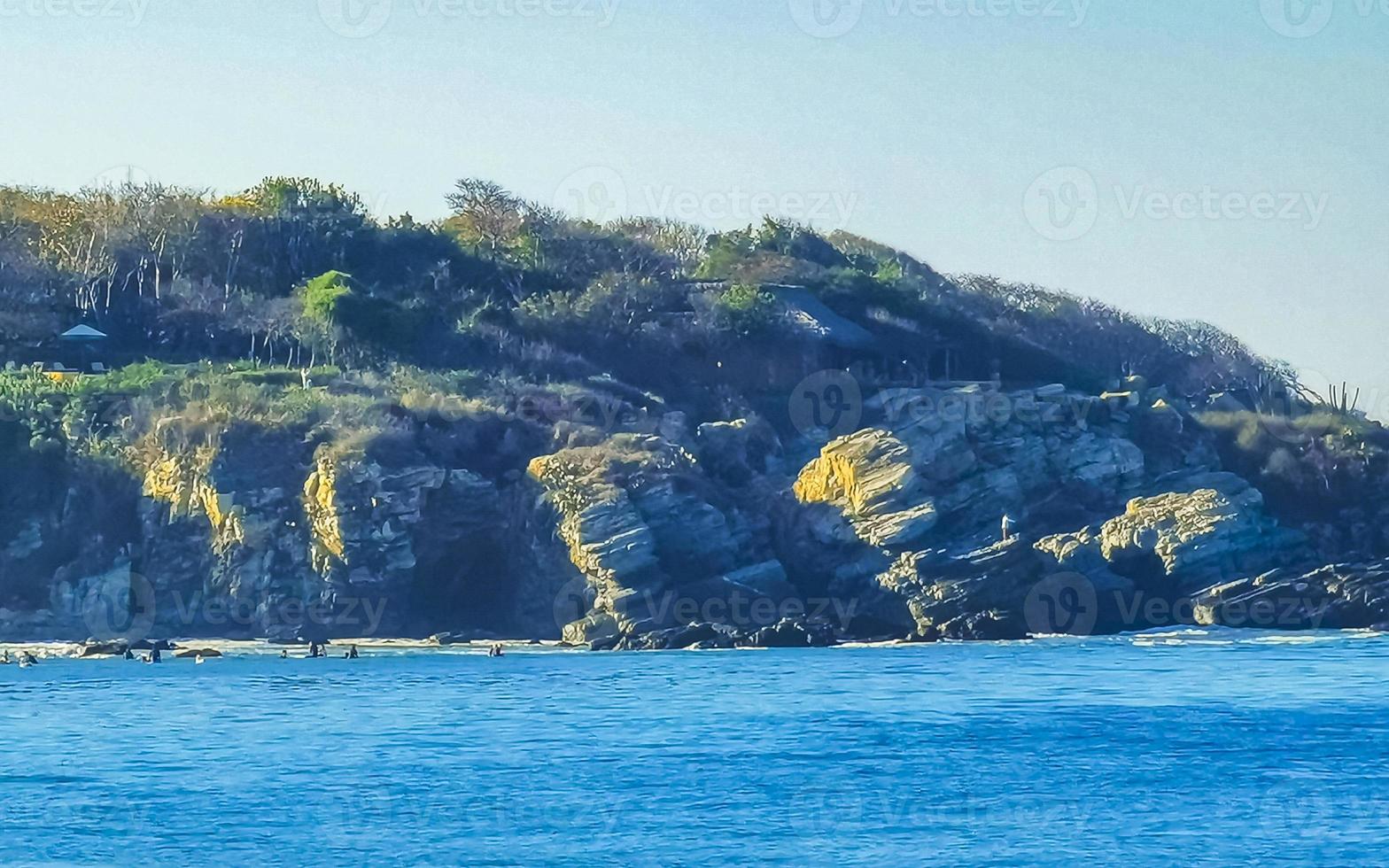 Extremadamente enormes grandes olas surfista playa la punta zicatela méxico. foto