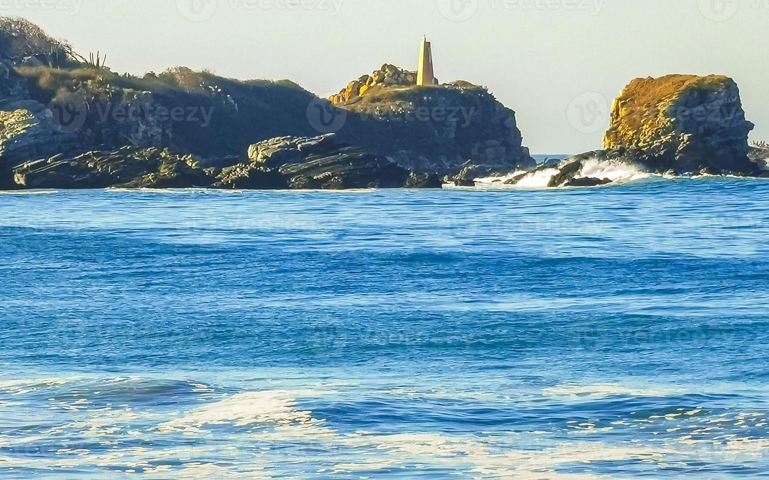 Extremadamente enormes grandes olas surfista playa la punta zicatela méxico. foto