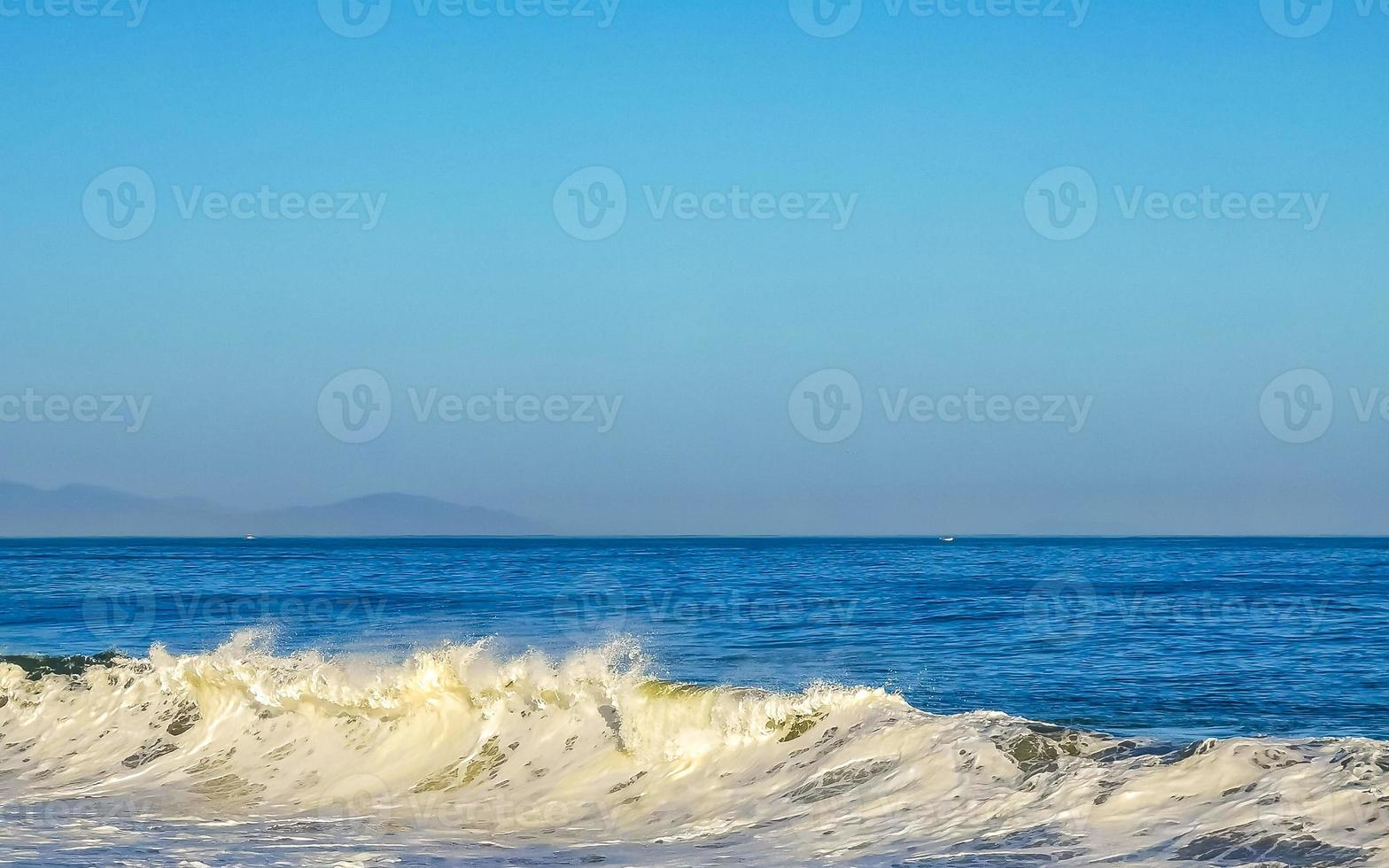 enormes olas de surfistas en la playa puerto escondido méxico. foto