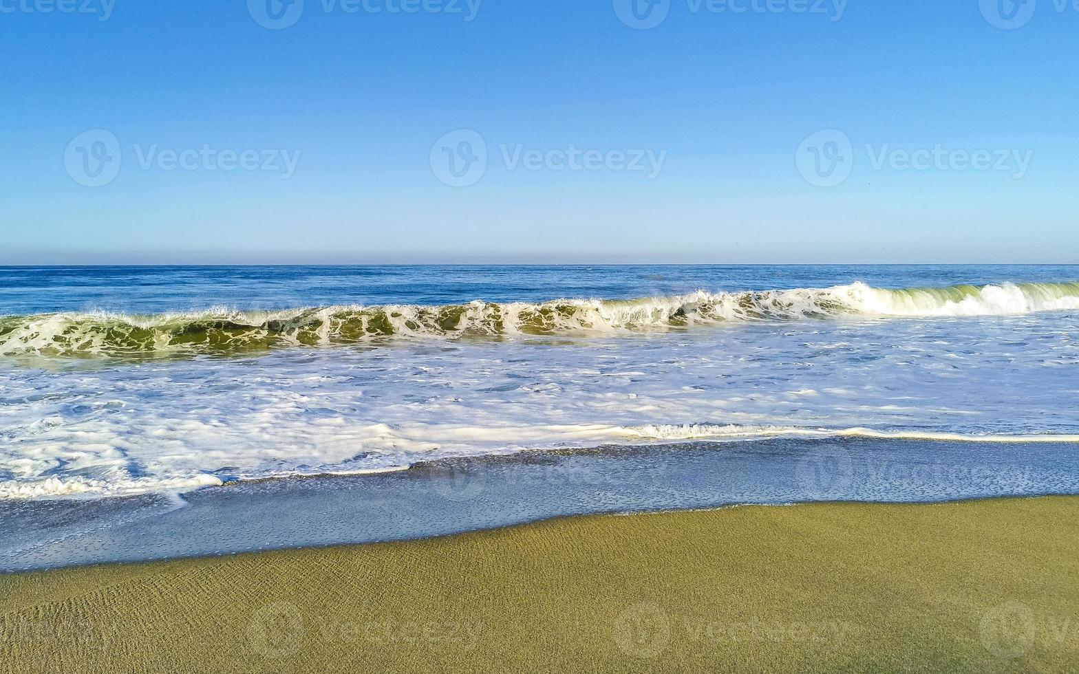 enormes olas de surfistas en la playa puerto escondido méxico. foto