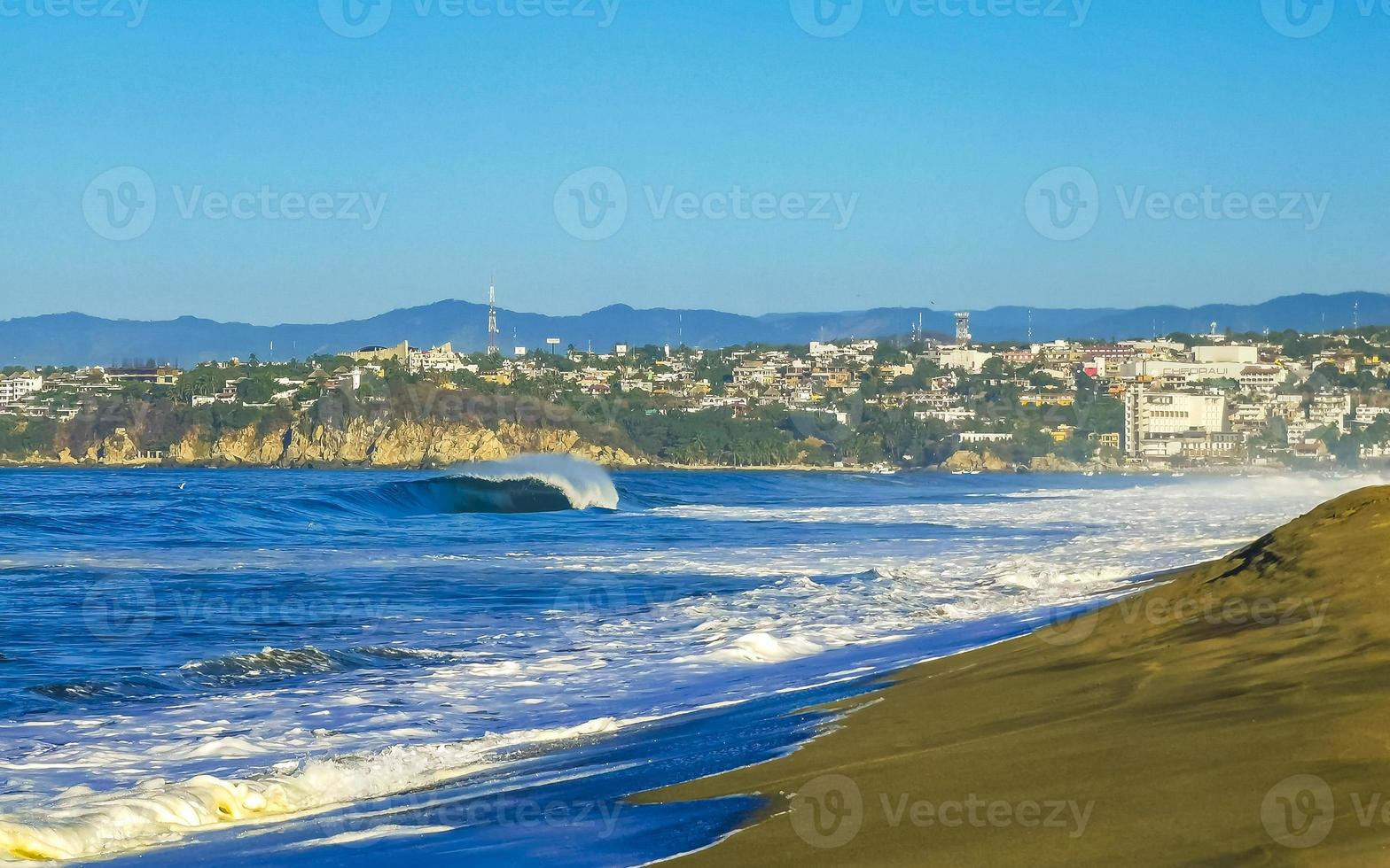 enormes olas de surfistas en la playa puerto escondido méxico. foto