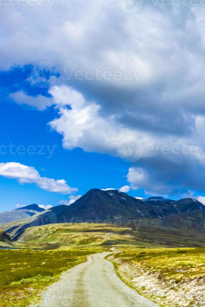 hermosa montaña y paisaje naturaleza panorama rondane parque nacional noruega. foto