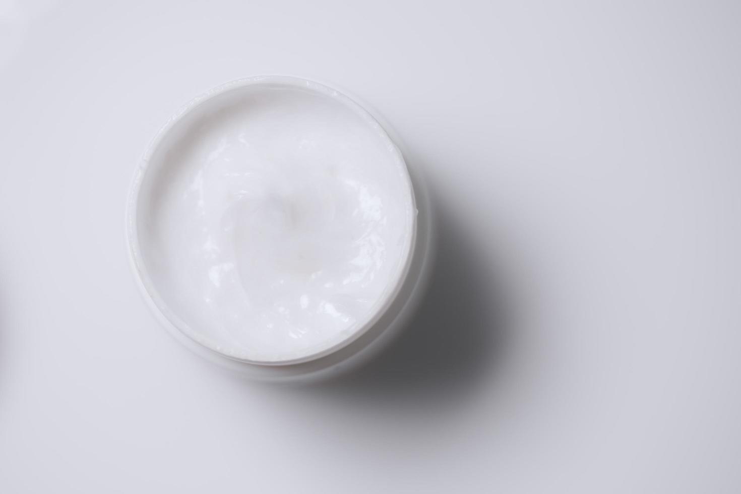 crema cosmética aislada sobre fondo blanco, cosméticos orgánicos de belleza, spa casero, fondo plano foto