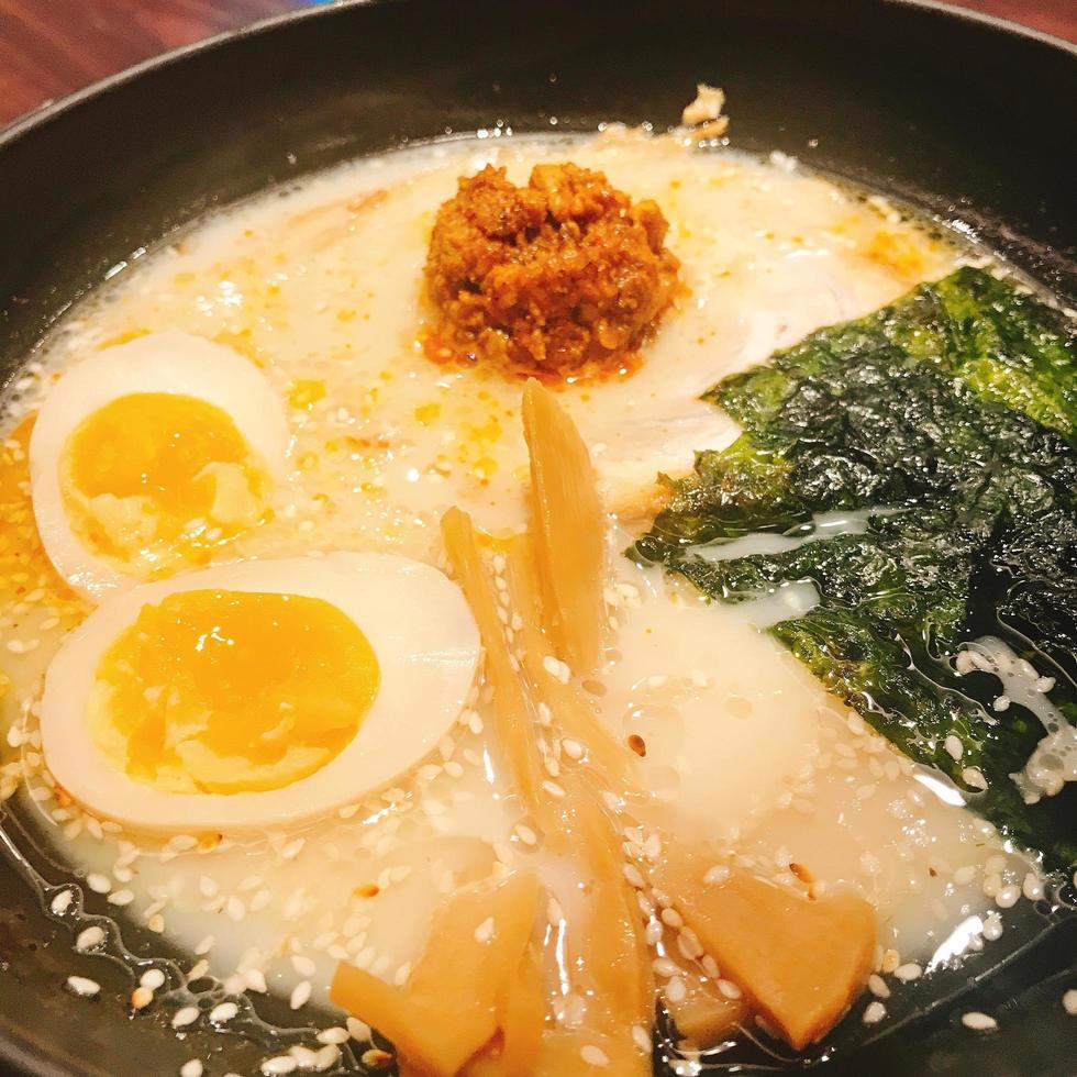 deliciosos fideos ramen en Japón, vista superior foto