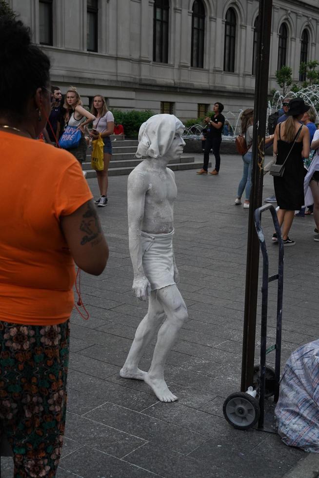 Nueva York, EE.UU. - 27 de mayo de 2018 - artista de estatua viviente fuera de Met foto