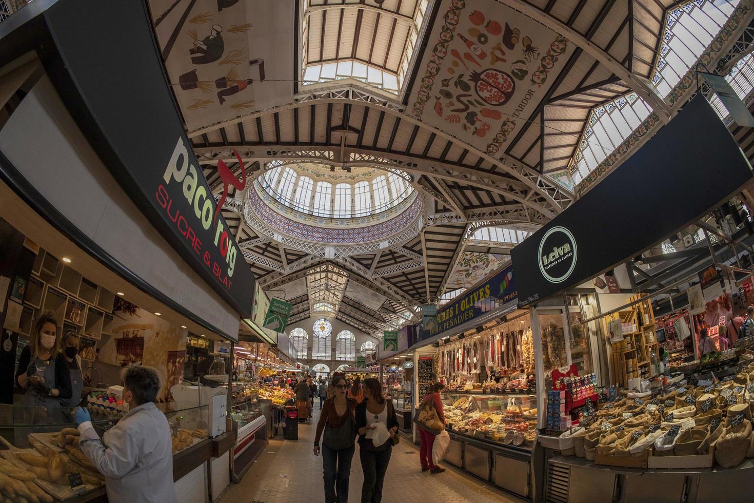 valencia, españa - 3 de mayo de 2022 - el histórico mercado lleno de clientes foto