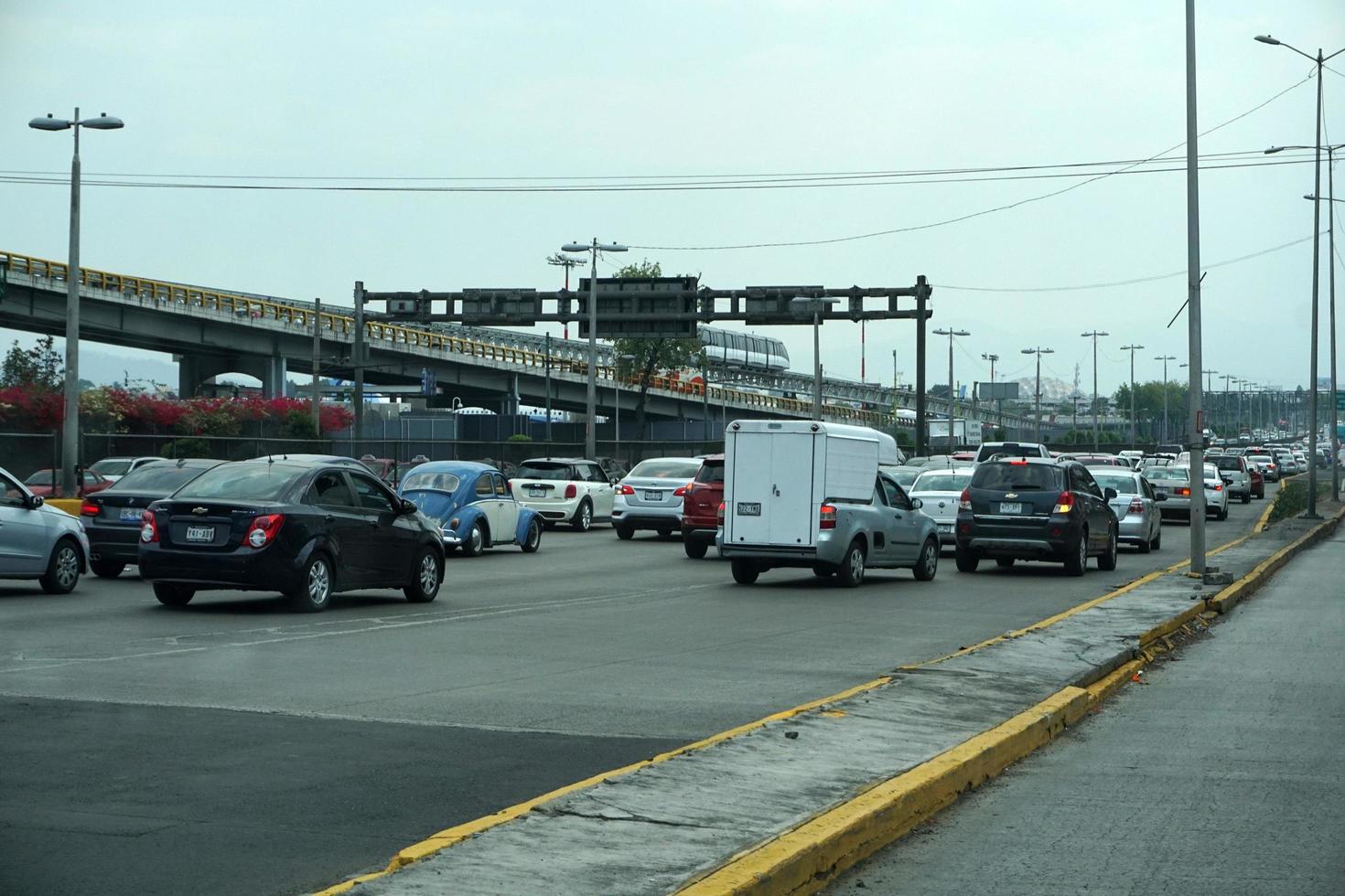 ciudad de méxico, méxico - 18 de marzo de 2018 - metrópoli mexicana capital tráfico congestionado foto