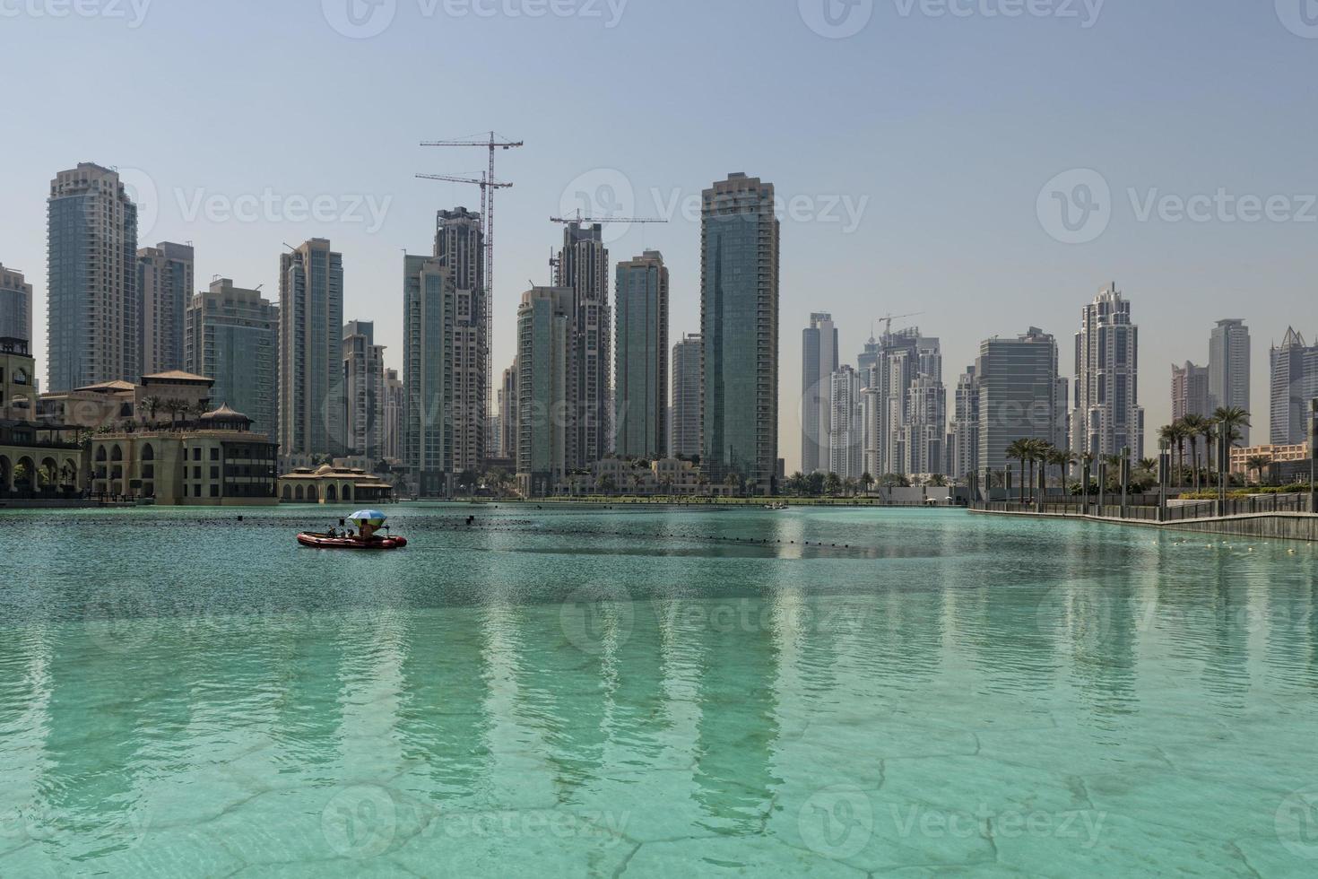puerto dubai horizonte paisaje urbano en un día soleado foto