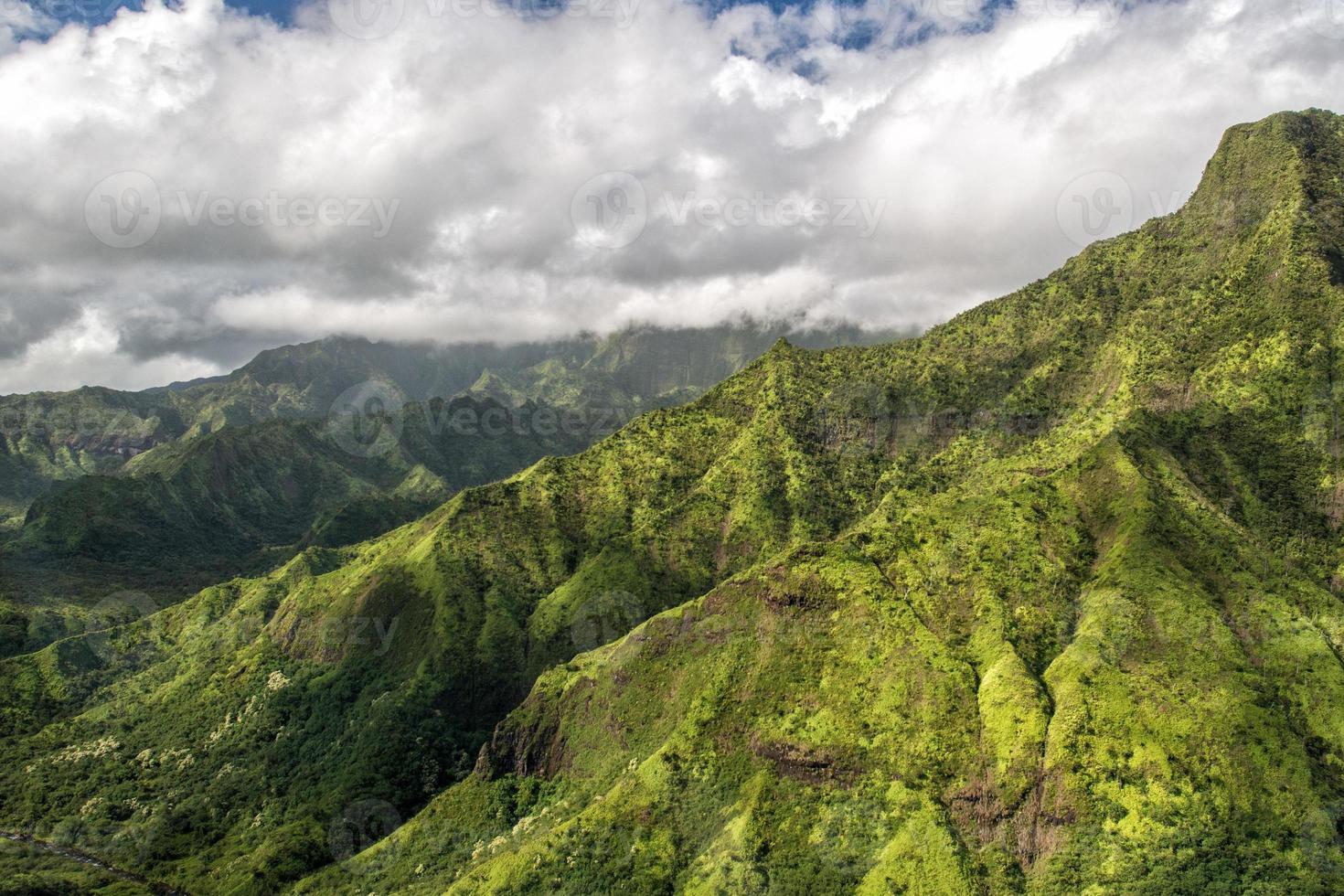 kauai montaña verde vista aérea parque jurásico escenario de película foto