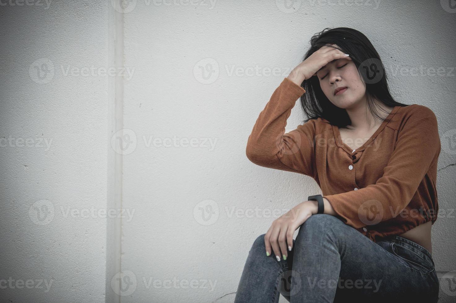 cerrar la angustia de una mujer asiática triste por un amor no correspondido, concepto de niña joven de corazón roto, estilo vintage, tono oscuro foto