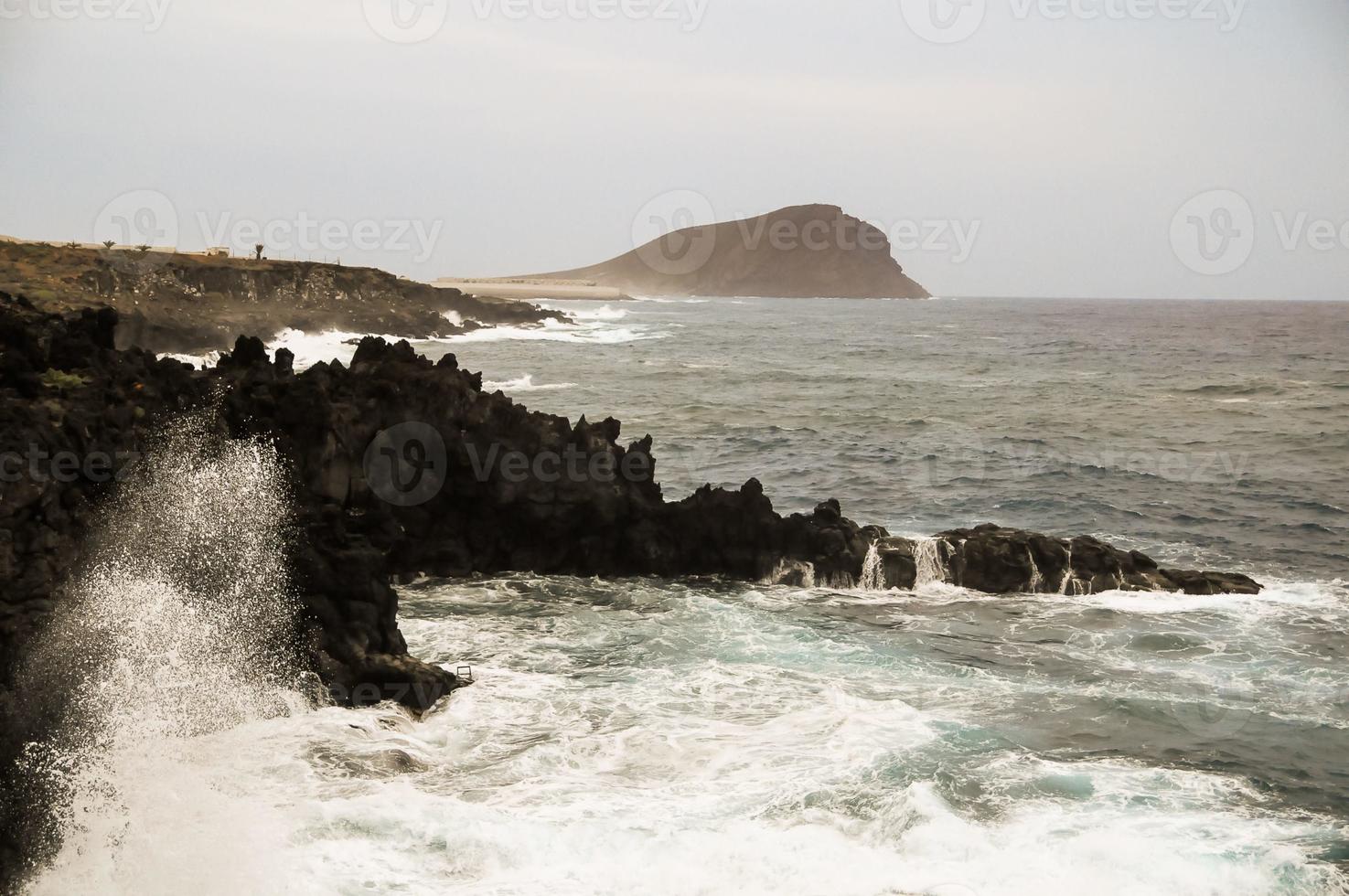 vista de las enormes olas del mar foto