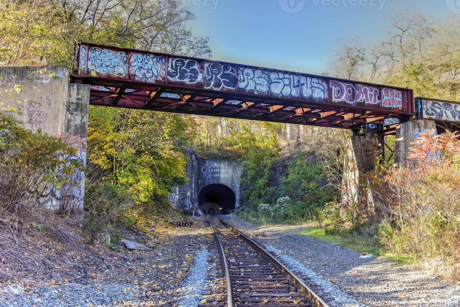 vías de tren que atraviesan la ciudad de jersey, nueva jersey. foto