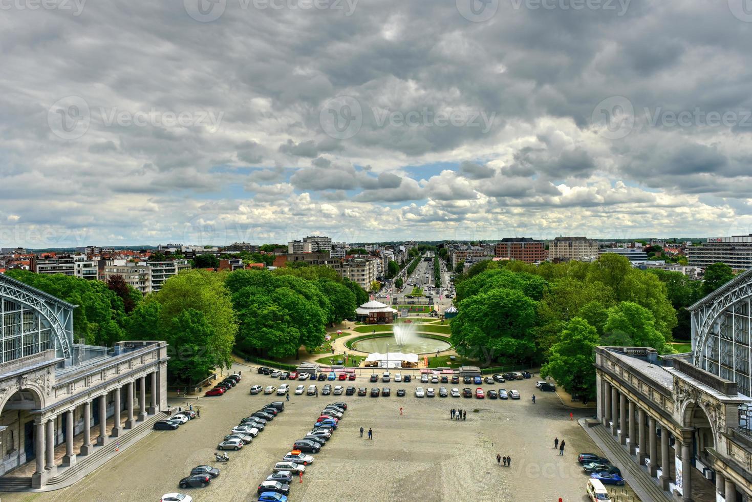 vista desde el arco triunfal en el parque del cincuentenario en bruselas, fue planeada para la exposición nacional de 1880 para conmemorar el 50 aniversario de la independencia de bélgica. foto