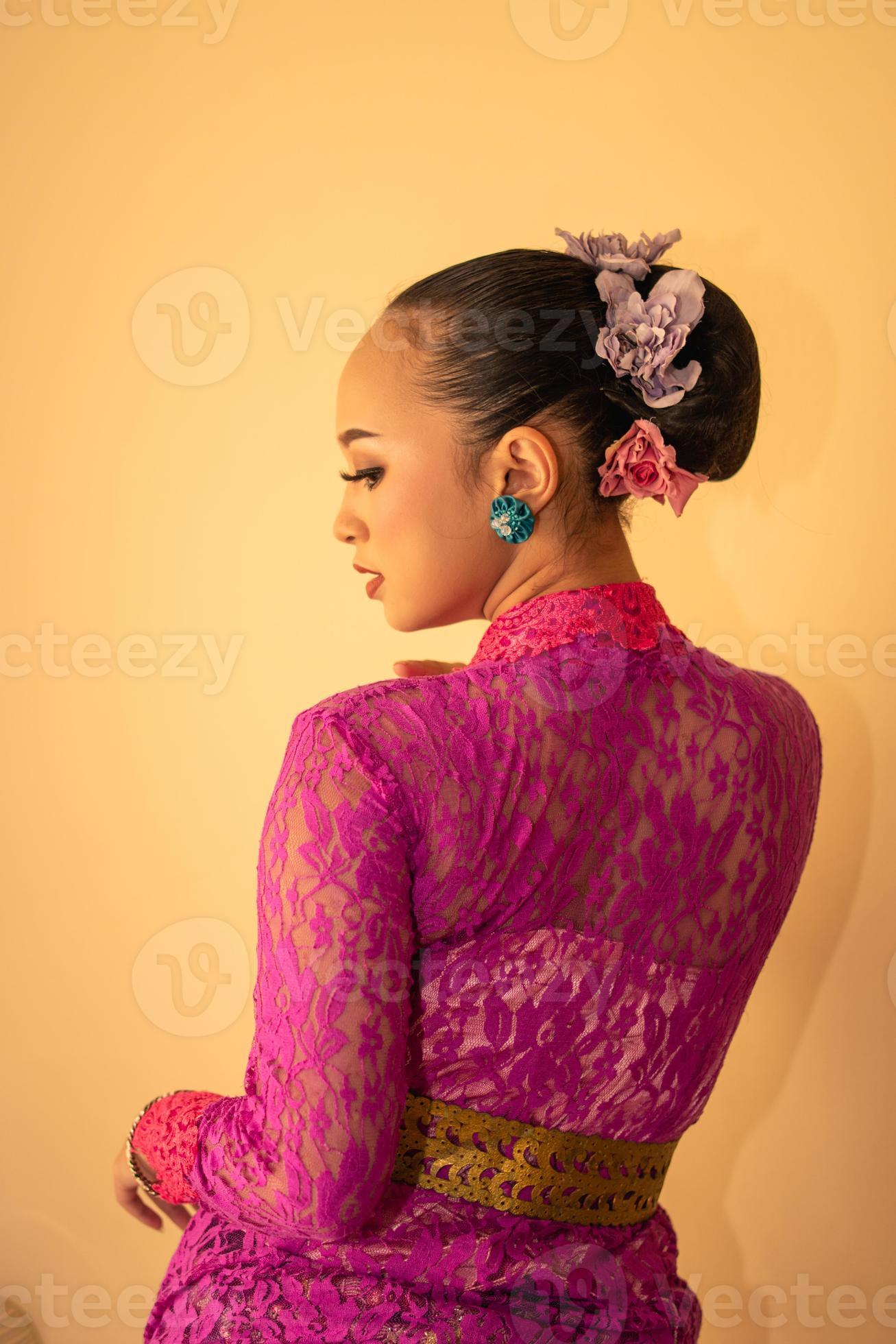 Balinese bride wearing the pink wedding dress before the ceremony has