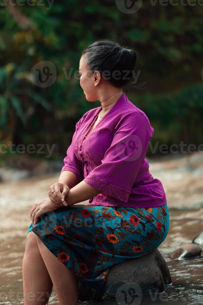 mujer indonesia con ropa morada y maquillaje en la cara sentada cerca del río con agua de color marrón 19087058 Foto de stock en Vecteezy mujer indonesia con ropa morada y maquillaje en la cara sentada cerca del río con agua de color marrón 19087058 Foto de stock en Vecteezy