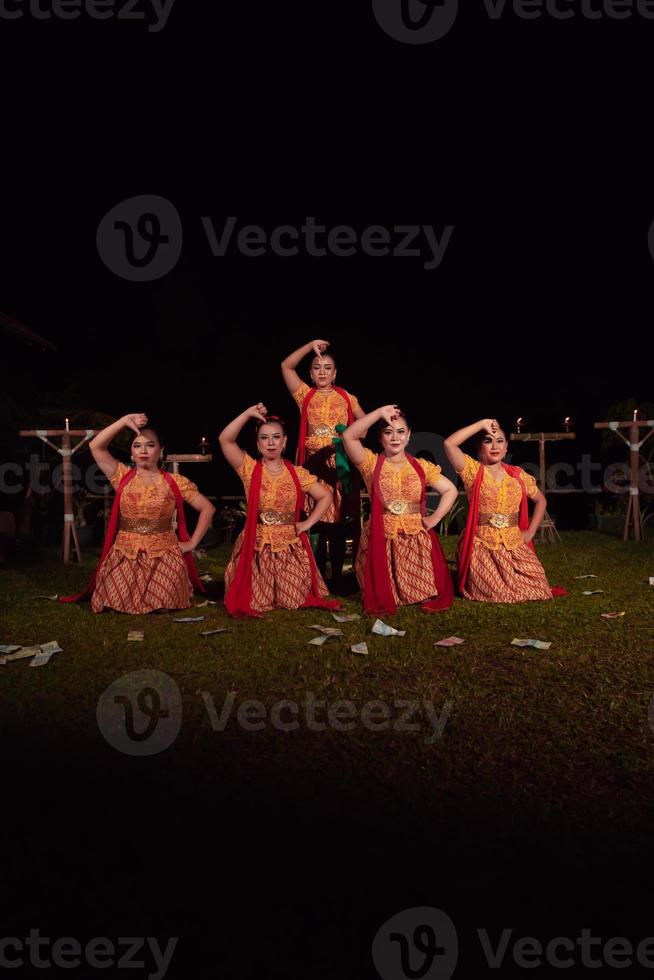 bailarines asiáticos posan con movimientos de baile mientras realizan la danza tradicional en la competencia foto
